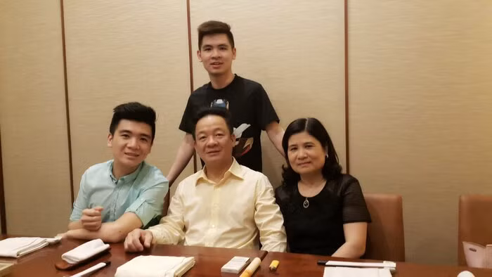 Bức ảnh chụp gia đình 4 người của Chủ tịch Tập Đoàn T&amp;T và Ngân hàng SHB – Đỗ Quang Hiển.