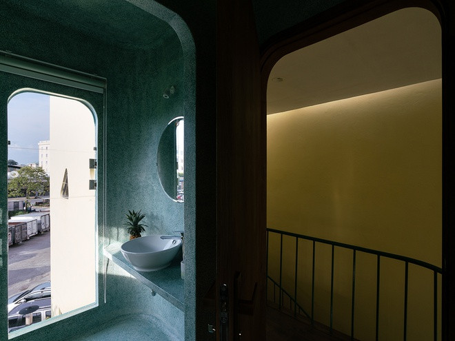 Tầng ba của ngôi nhà được thiết kế những cửa vòm như cabin tàu điện.