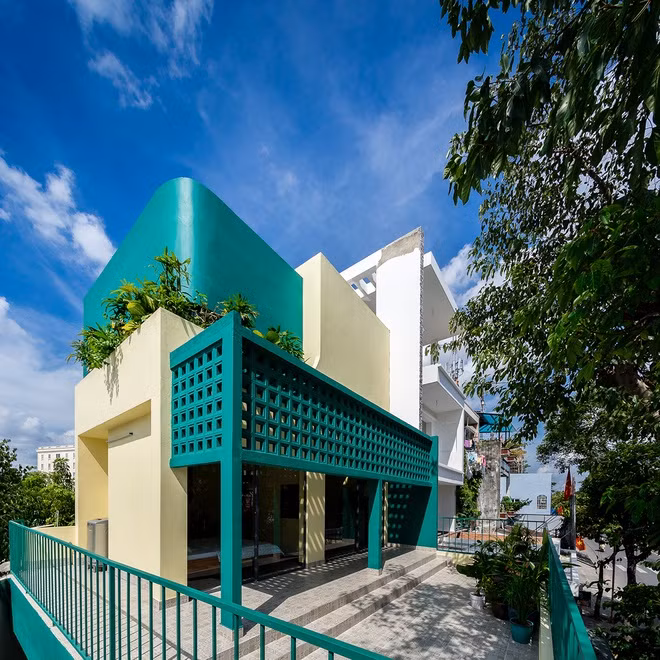 Chủ nhân ngôi nhà là một gia đình gốc Bắc vào Nam lập nghiệp. Sau 20 năm, ngôi nhà hiện trạng đã xuống cấp. Cô con gái đã trưởng thành muốn cải tạo lại ngôi nhà để làm nơi thư giãn nghỉ ngơi cho bố mẹ.