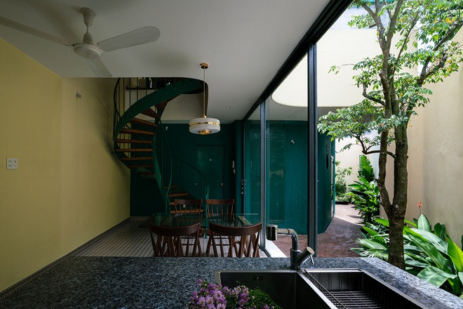 Cầu thang xoắn vừa có tác dụng trang trí về hình thức, vừa để tiết kiệm diện tích cho những ngôi nhà nhỏ.