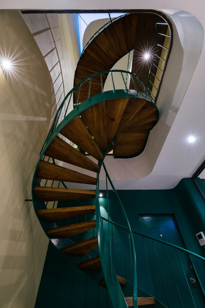 Do diện tích hạn chế, tầng hai của gia đình là các phòng ngủ. Tầng ba là nhà tắm và sân vườn.