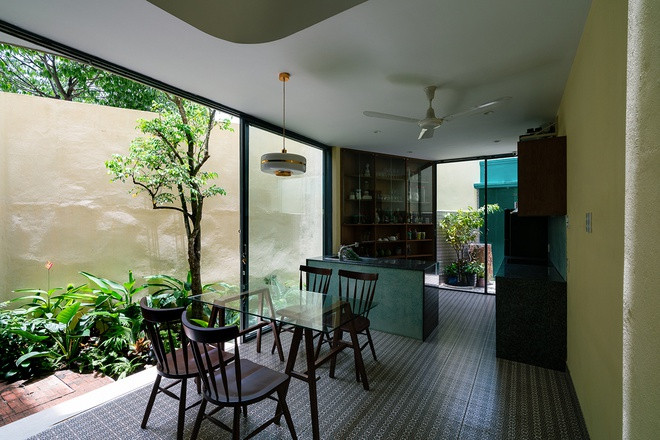 Căn bếp của Gò Vấp House (tên ngôi nhà) có hệ tủ bếp được xếp sát tường theo độ vát chéo của khu đất.