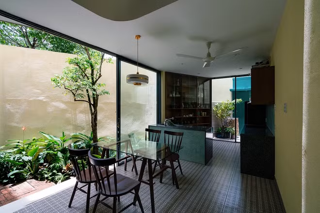 Căn bếp của Gò Vấp House (tên ngôi nhà) có hệ tủ bếp được xếp sát tường theo độ vát chéo của khu đất.