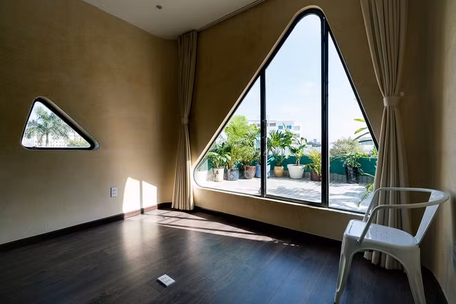 Phòng thư giãn, đọc sách có cửa hình tam giác mở ra sân thượng.