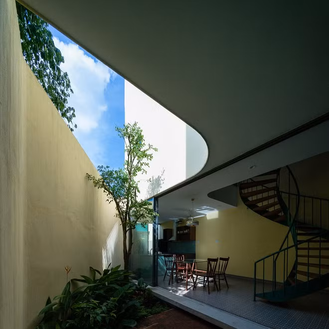 Không gian mở rộng hơn khi tiến vào sâu bên trong.