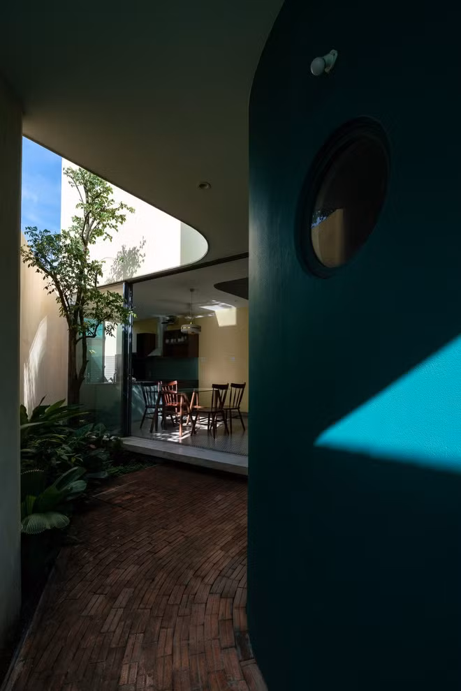 Lối vào của ngôi nhà rất hẹp do nằm ở một góc của tam giác.