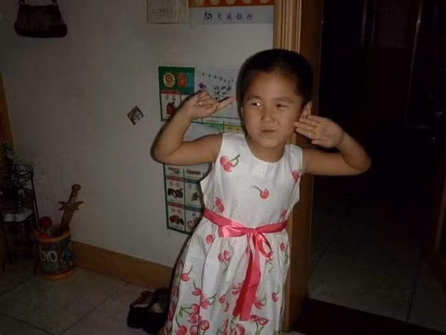 Be trai 7 tuoi luon len lut mac vay cua em gai