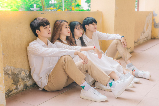 ##sc### Chẳng cần hào nhoáng hay sang chảnh, bộ ảnh chụp theo concept thanh xuân vườn trường này chính là minh chứng rõ nét cho những kỷ niệm trong trẻo thời áo trắng đến trường. 