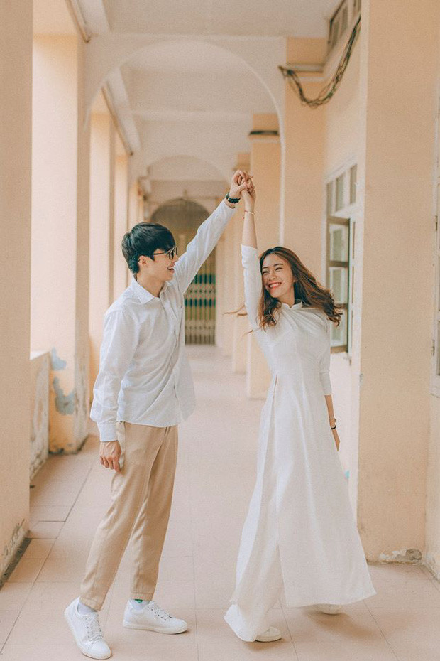 ##sc### Mới đây trên trang cá nhân của mình, Vlogger Tun Phạm đã đăng tải loạt ảnh theo concept thanh xuân thu hút nhiều sự chú ý. Bộ ảnh có tên "Đưa ta về thanh xuân" để lại trong lòng nhiều cảm xúc. 