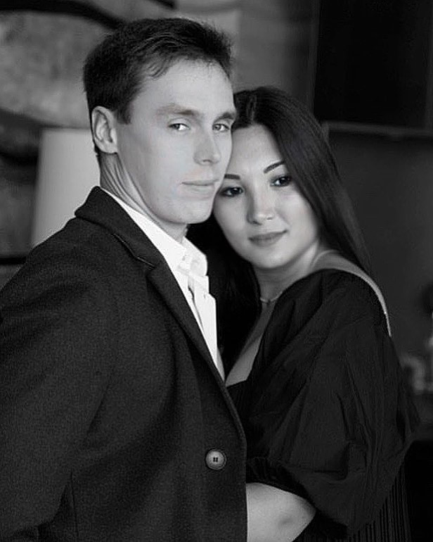 Sau gần một năm kết hôn, Chevallier và Ducruet khiến nhiều người ngưỡng mộ khi thường xuyên khoe ảnh hạnh phúc lên mạng xã hội. Đôi vợ chồng cũng là những người có ảnh hưởng trên các phương tiện truyền thông xã hội khi sở hữu hàng nghìn lượt follow trên Instagram và Twitter.