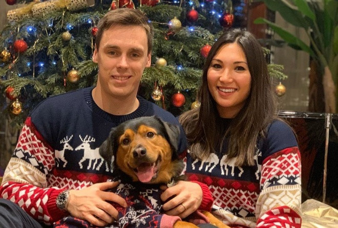 Đôi vợ chồng trẻ là những người yêu thích du lịch. Sau khi kết hôn, cả 2 đã cùng nhau chu du đến nhiều vùng đất mới khắp các châu lục. Trước đó, đôi trẻ từng đến Việt Nam và tham gia một hành trình xuyên Việt trong vài tuần.