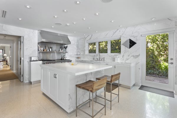 Gian bếp được lát đá cẩm thạch trắng đơn giản, gọn gàng. Ảnh: Luxe Living Realty.