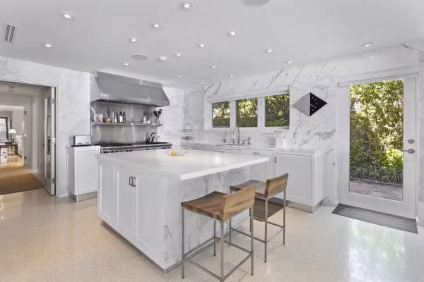 Gian bếp được lát đá cẩm thạch trắng đơn giản, gọn gàng. Ảnh: Luxe Living Realty.