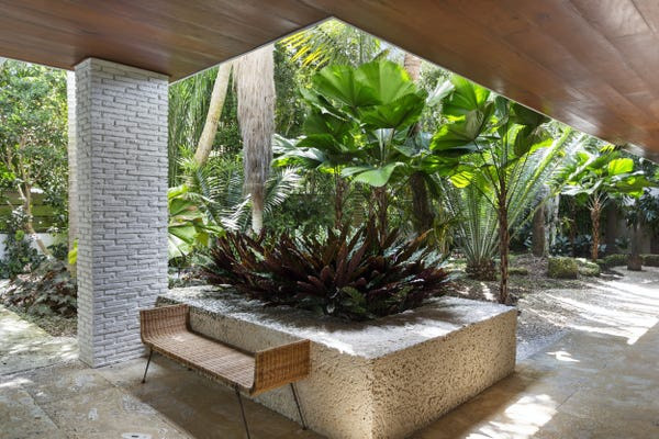 Căn biệt thự có không gian ngoài nhiều cây cối. Ngoài ra, bãi đỗ xe riêng trong nhà có khả năng chứa đến 4 ôtô cùng lúc. Ảnh: Luxe Living Realty.