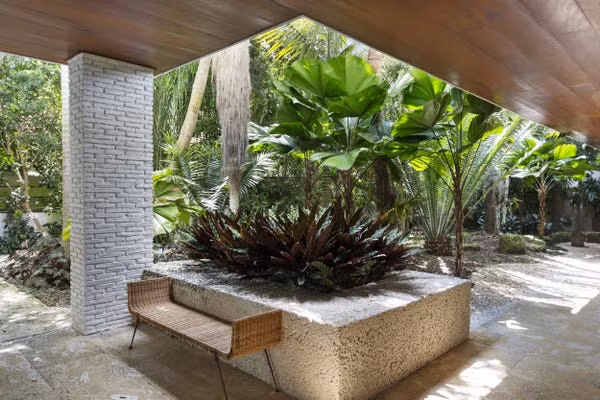 Căn biệt thự có không gian ngoài nhiều cây cối. Ngoài ra, bãi đỗ xe riêng trong nhà có khả năng chứa đến 4 ôtô cùng lúc. Ảnh: Luxe Living Realty.