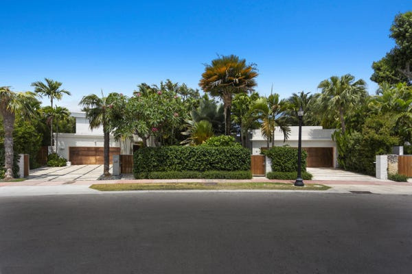 Biệt thự tọa lạc trên quần đảo Venetian thuộc vịnh Biscayne, hạt Miami, thành phố Florida (Mỹ). Theo Multiple Listing Service, bất động sản này bao gồm hai ngôi nhà liền kề trên mảnh đất rộng tổng cộng 930 m2. Ảnh: Luxe Living Realty.