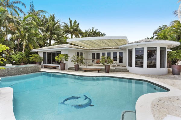 Giá bán 18 triệu USD được đánh giá là khá rẻ so với mặt bằng chung trên thị trường bất động sản khu vực. Một căn hộ khác sáu phòng ngủ ở đảo Venetian có giá khoảng 23 triệu USD. Trên đảo San Marco gần đó, một dinh thự cạnh biển rộng 15.000 m2 được rao bán với giá 34 triệu USD. Ảnh: Luxe Living Realty.