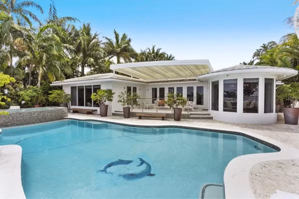 Giá bán 18 triệu USD được đánh giá là khá rẻ so với mặt bằng chung trên thị trường bất động sản khu vực. Một căn hộ khác sáu phòng ngủ ở đảo Venetian có giá khoảng 23 triệu USD. Trên đảo San Marco gần đó, một dinh thự cạnh biển rộng 15.000 m2 được rao bán với giá 34 triệu USD. Ảnh: Luxe Living Realty.