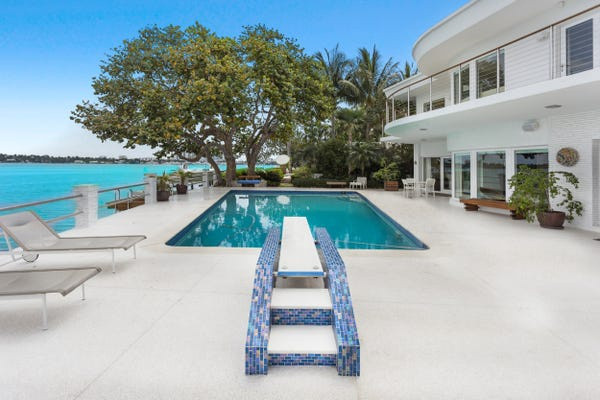 Biệt thự có hai bể bơi ngoài trời. Ảnh: Luxe Living Realty.