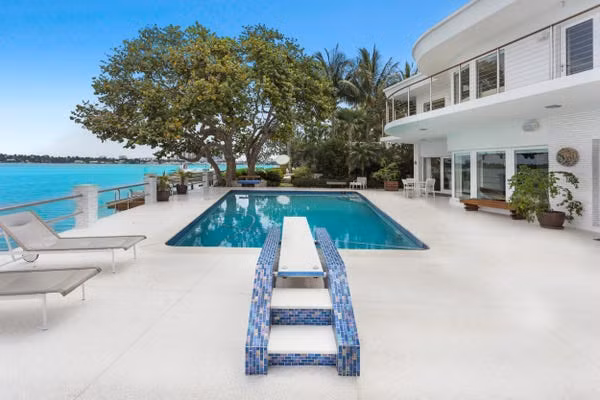 Biệt thự có hai bể bơi ngoài trời. Ảnh: Luxe Living Realty.