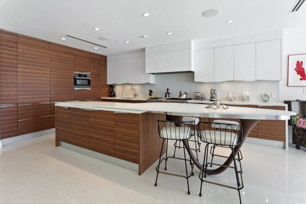 Ngoài gian bếp trên, ngôi nhà còn một phòng bếp chính kế hợp gạch men trắng và gỗ nâu tạo cảm giác trầm ấm. Ảnh: Luxe Living Realty.