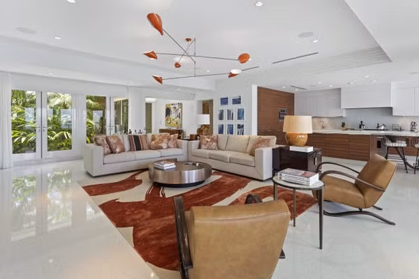 Ngôi nhà với gam màu trắng chủ đạo và gạch men trắng giúp không gian bên trong sáng sủa và mát mẻ hơn. Hai phòng khách rộng và thông thoáng phù hợp cho những buổi họp mặt gia đình và bạn bè. Ảnh: Luxe Living Realty.