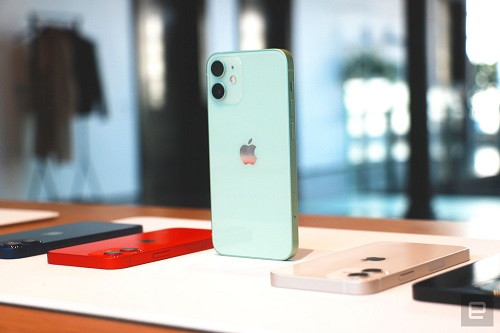 iPhone 12 mini có kích thước nhỏ nhất trong 4 phiên bản iPhone 12, có thể cầm gọn trong lòng bàn tay. Ảnh: Engadnet Trang công nghệ Cnet đánh giá iPhone 12 mini là sản phẩm đặc biệt và thú vị nhất trong dòng sản phẩm mới của Apple. iPhone 12 mini đã đánh dấu sự trở lại của ý tưởng tích hợp nhiều tính năng nhất có thể vào một thân máy nhỏ.