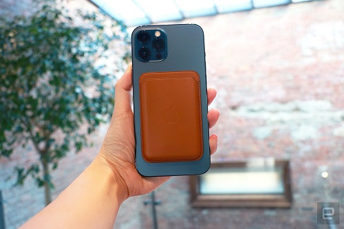 iPhone 12 Pro Max được coi là phiên bản cao cấp nhất trong dòng iPhone 12 vừa ra mắt không lâu của Apple. Ảnh: Engadnet Camera là điểm nhấn đặc biệt trên phiên bản này với hệ thống 3 camera sau, trong đó camera telephoto có tiêu cự là 65 mm cho khả năng zoom quang lên đến 5x, camera chính có cảm biến lớn hơn 47%. Cả 3 camera đều có độ phân giải 12MP và được trang bị cảm biến LiDAR. Apple còn bổ sung tính năng chống rung cảm biến cho cụm camera của iPhone 12 Pro Max với khả năng giữ yên để chụp phơi sáng trong 2 giây liên tục.