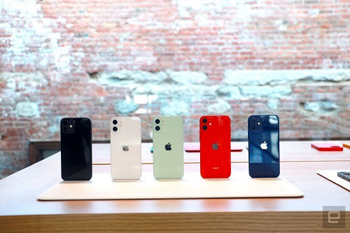 iPhone 12 mini với 5 tùy chọn màu sắc khác nhau. Ảnh: Engadnet iPhone 12 mini sở hữu bộ nhớ RAM 4GB với 3 tùy chọn bộ nhớ trong 64GB/ 128GB/ 256GB cùng viên pin có dung lượng khá nhỏ 2227 mAh. Sản phầm được bán ra với giá bán khởi điểm là 699 USD (khoảng 16,2 triệu đồng) đối với phiên bản 64GB. Trong khi đó, iPhone 12 Pro Max được trang bị màn hình OLED 6,7 inch, lớn nhất trong số 4 phiên bản thuộc dòng iPhone 12. Màn hình của máy cũng được phủ một lớp ceramic để sản phẩm bền đẹp hơn.