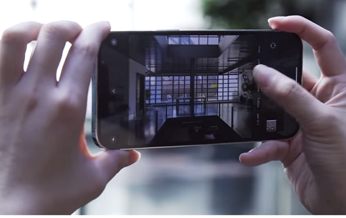 Với cụm 3 camera sau được trang bị nhiều tính năng và chế độ, iPhone 12 Pro Max hứa hẹn cho ra những bức hình chân thực, xuất sắc nhất. Ảnh cắt từ video Sản phẩm được trang bị RAM 6GB với 3 tùy chọn bộ nhớ trong khá lớn, bắt đầu từ 128GB thay vì 64GB như iPhone 12 mini. Hai tùy chọn bộ nhớ trong còn lại của iPhone 12 Pro Max là 256 GB và 512GB. Viên pin có máy có dung lượng 3687 mAh. Phiên bản này có giá bán khởi điểm là 1099 USD (khoảng 25,4 triệu đồng).