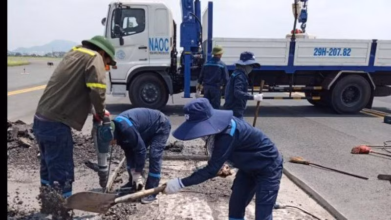 Nhân viên sân bay Nội Bài đẫm mồ hôi làm việc giữa nắng gắt - Hình 5 Nhan vien san bay Noi Bai dam mo hoi lam viec giua nang gat-Hinh-5