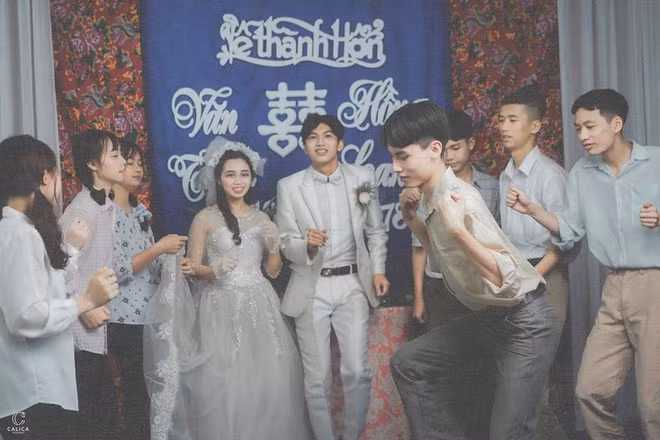 Vì phần lớn dụng cụ đều là "cây nhà lá vườn", chi phí thực hiện bộ ảnh ý nghĩa chỉ tốn khoảng 2 triệu đồng. "Một trong những lý do mình thực hiện bộ ảnh này là để ông bà, bố mẹ mình được sống lại những ký ức đẹp đẽ đồng thời cũng để các bạn trẻ hiểu rõ hơn về không khí đám cưới của thế hệ trước", nhiếp ảnh gia nói.