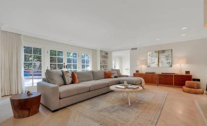 Katy Perry dùng căn nhà này để nghỉ ngơi và thư giãn cùng người thân, bạn bè. Phòng khách sáng sủa, thoáng đãng, có cánh cửa cỡ lớn mở ra không gian sân vườn.