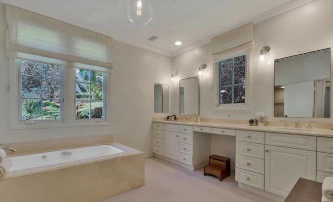 Phòng tắm chính sang trọng, được trang bị đầy đủ tiện nghi cao cấp. Mọi phòng ngủ của căn biệt thự đều được tích hợp với một phòng tắm nhỏ.