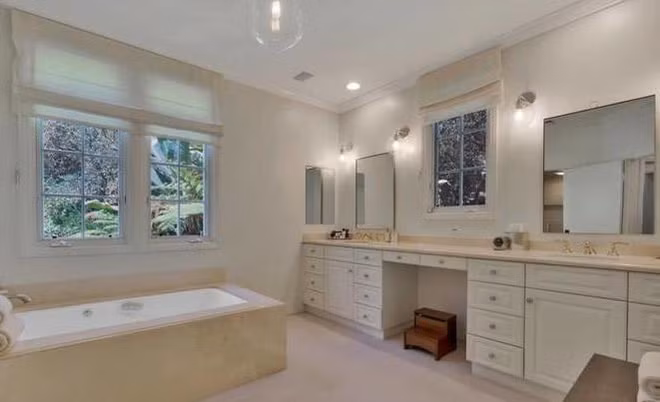 Phòng tắm chính sang trọng, được trang bị đầy đủ tiện nghi cao cấp. Mọi phòng ngủ của căn biệt thự đều được tích hợp với một phòng tắm nhỏ.