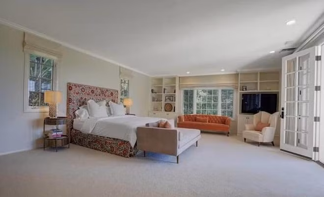 Phòng ngủ chính rộng lớn, trang nhã, tràn ngập ánh sáng tự nhiên. Tông màu be tạo cảm giác ấm cúng.