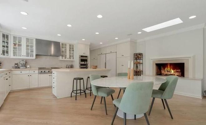 Nhà bếp và khu vực ăn uống được tích hợp trong một không gian rộng rãi.