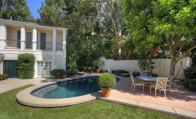 Các tiện ích ngoài trời gồm hồ bơi, khu vực ăn uống, sân vườn, và nhà để xe.