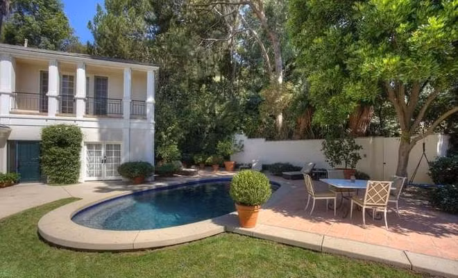 Các tiện ích ngoài trời gồm hồ bơi, khu vực ăn uống, sân vườn, và nhà để xe.