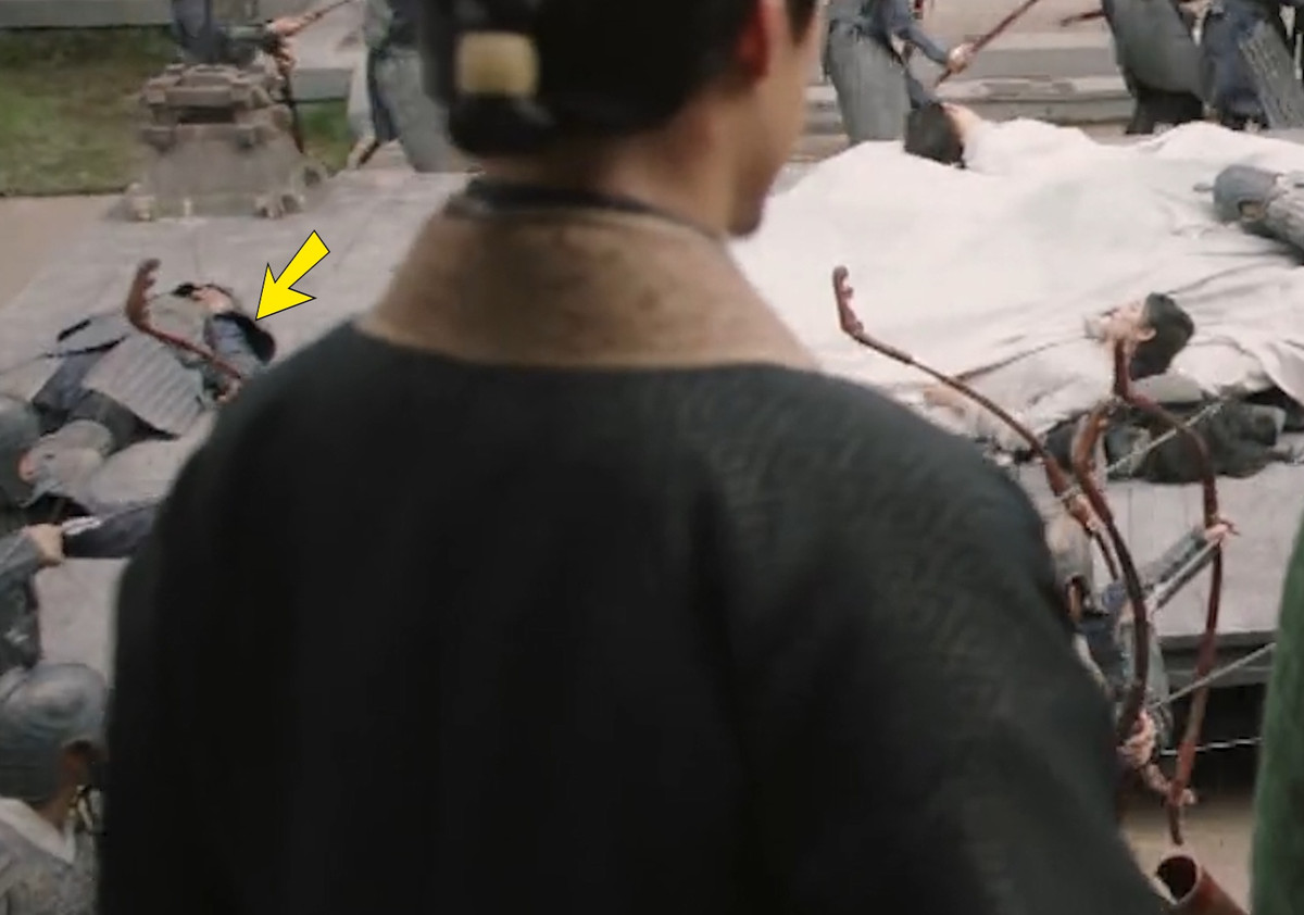 Sạn phim bị khán giả chỉ ra là vị trí của xác người lính và Ly Ca bị thay đổi chỉ sau một cảnh quay.