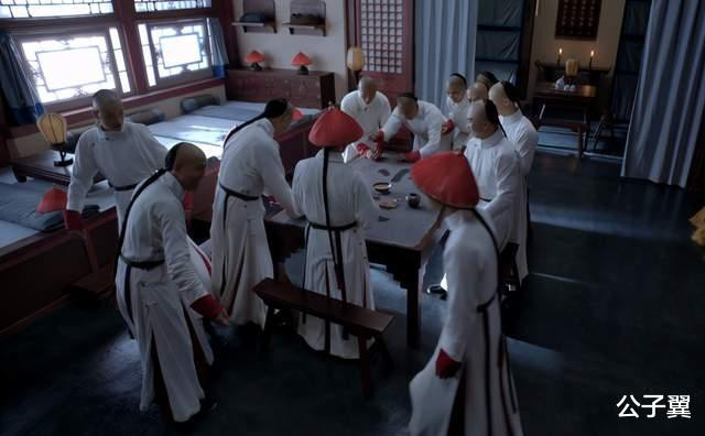 Các thái giám trong Lộc Đỉnh ký 2020 mặc trang phục màu trắng. Theo QQ, màu trắng chỉ để sử dụng khi có tang lễ. Nhà sản xuất phim hoàn toàn không tìm hiểu rõ về văn hóa triều Thanh, hoặc cố tình biến tấu để gây tranh cãi.