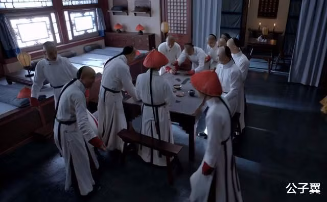 Các thái giám trong Lộc Đỉnh ký 2020 mặc trang phục màu trắng. Theo QQ, màu trắng chỉ để sử dụng khi có tang lễ. Nhà sản xuất phim hoàn toàn không tìm hiểu rõ về văn hóa triều Thanh, hoặc cố tình biến tấu để gây tranh cãi.