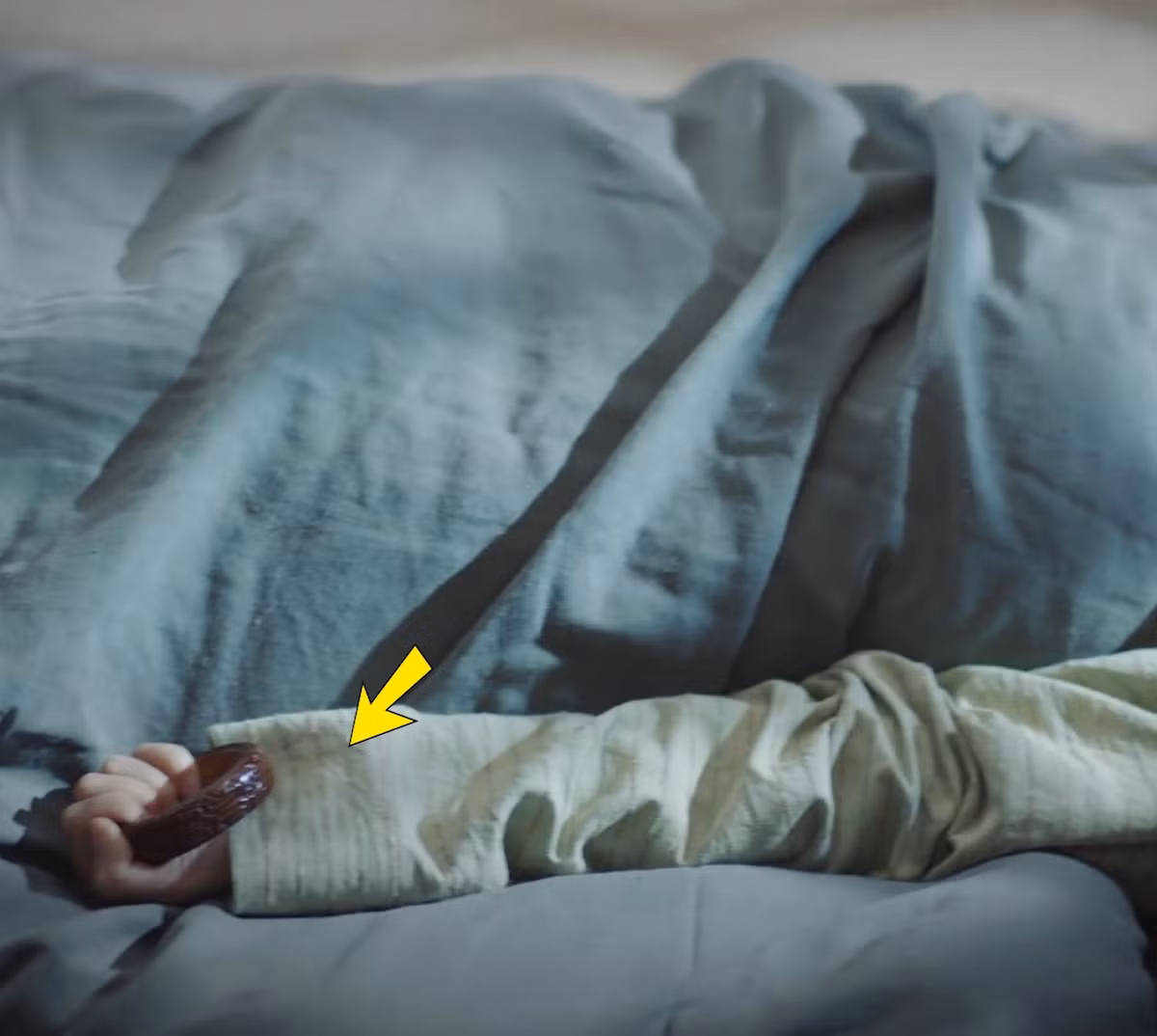 Trong một cảnh khác, Ly Ca bị bất tỉnh, chiếc vòng được cầm chặt ở tay. Cô chưa tỉnh nhưng tư thế cầm chiếc vòng lại có sự thay đổi.