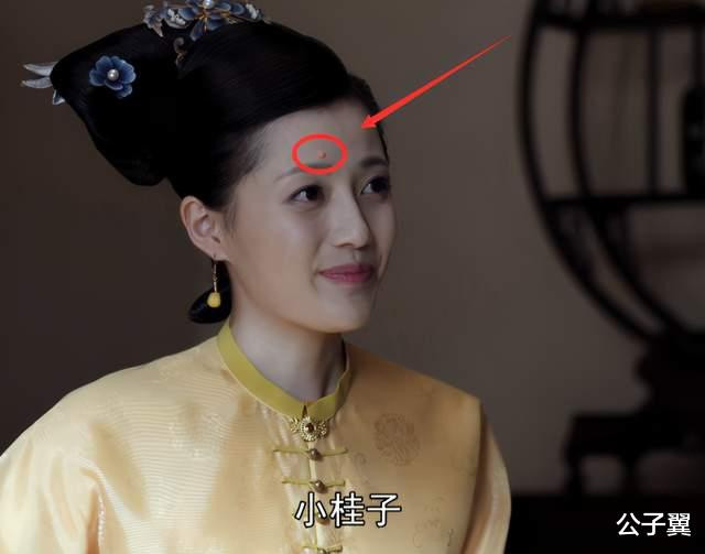 Tác phẩm Lộc Đỉnh ký phiên bản 2020 cũng nhận nhiều ý kiến phê bình về nội dung, cách xây dựng hình tượng nhân vật, phục trang kém sang trọng. Trong đó, khán giả bày tỏ khó nhận ra đâu là thái hậu, đâu là cung nữ vì cả hai có cách trang điểm không khác biệt. Trên trán của thái hậu còn có một nốt ruồi nhìn rất giả giống như được thêm vào. Trong cảnh quay khác, quần áo của vua nhưng lộ phần may vụng về, chất vải xấu. Nam diễn viên Trương Thiên Dương còn mặc thêm quần ngắn bên trong trang phục ngủ của nhà vua.