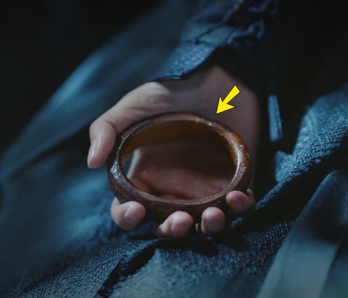 Trong phim Cẩm Tú Nam Ca, nhân vật A Nô có một chiếc vòng tay do cha mẹ lưu lại, cô giao cho Ly Ca (Lý Thấm diễn). Nhưng khán giả phát hiện ra chiếc vòng này có sự thay đổi về hình dạng khác nhau, khi thì có chốt mở, khi thì là vòng tròn kín.