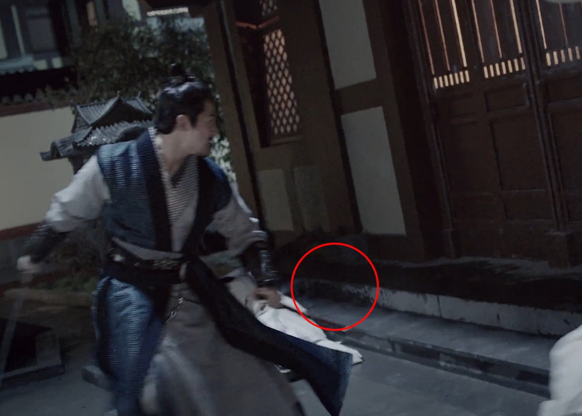 Cũng trong Cẩm Tú Nam Ca, trong cảnh phủ bị tấn công, vốn có những người hầu dùng gậy chắn cửa, không cho quân địch vào. Tuy nhiên, sau đó, những cây gậy đột nhiên biến mất như có người di chuyển.