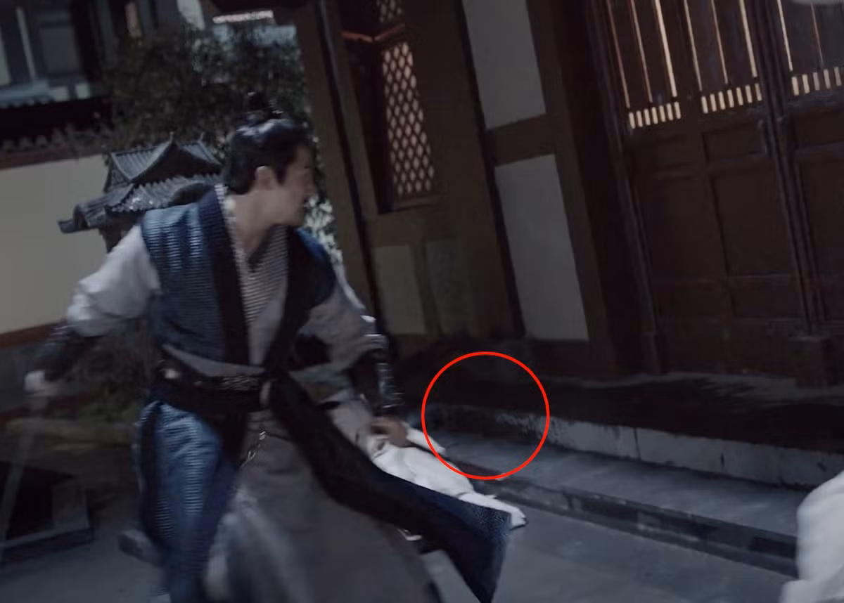 Cũng trong Cẩm Tú Nam Ca, trong cảnh phủ bị tấn công, vốn có những người hầu dùng gậy chắn cửa, không cho quân địch vào. Tuy nhiên, sau đó, những cây gậy đột nhiên biến mất như có người di chuyển.