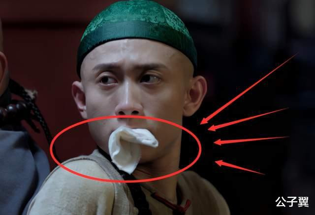 Trong một cảnh quay Vi Tiểu Bảo (Trương Nhất Sơn diễn) bị bắt. Anh bị nhét một miếng khăn vào miệng nhưng nó quá nhỏ, cảm giác có thể rơi xuống bất cứ lúc nào. Khán giả cho rằng vì kích thước chiếc khăn mà cảnh quay trở nên không chân thực.