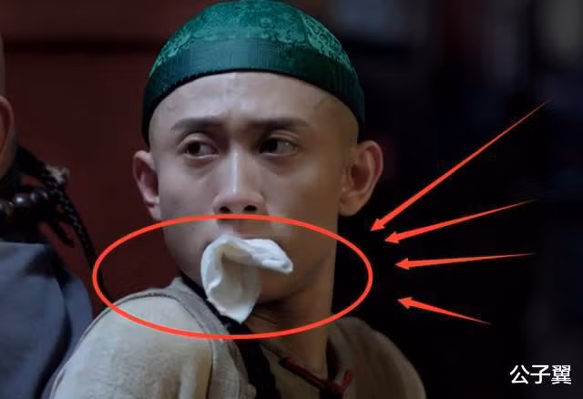 Trong một cảnh quay Vi Tiểu Bảo (Trương Nhất Sơn diễn) bị bắt. Anh bị nhét một miếng khăn vào miệng nhưng nó quá nhỏ, cảm giác có thể rơi xuống bất cứ lúc nào. Khán giả cho rằng vì kích thước chiếc khăn mà cảnh quay trở nên không chân thực.