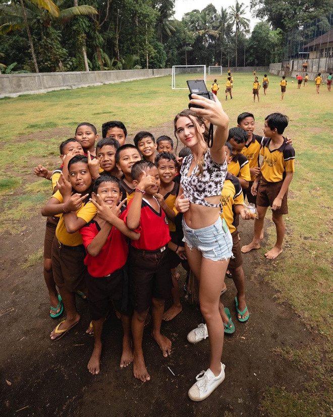 Không chỉ xinh đẹp, người mẫu trẻ còn chiếm được cảm tình của đông đảo dân mạng khi tham gia nhiều hoạt động tình nguyện như hỗ trợ trẻ em hay kêu gọi bảo vệ môi trường.